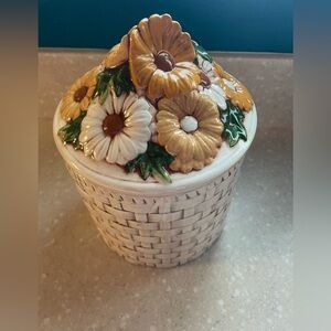 Vintage daisy Floral Ceramic Basket weave canister with Lid